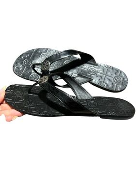 Tory Burch Women's Thora flat thong sandals in black patent leather Size 10